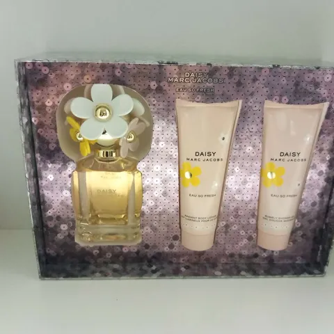 BOXED MARC JACOBS DAISY EAU SO FRESH BOXSET