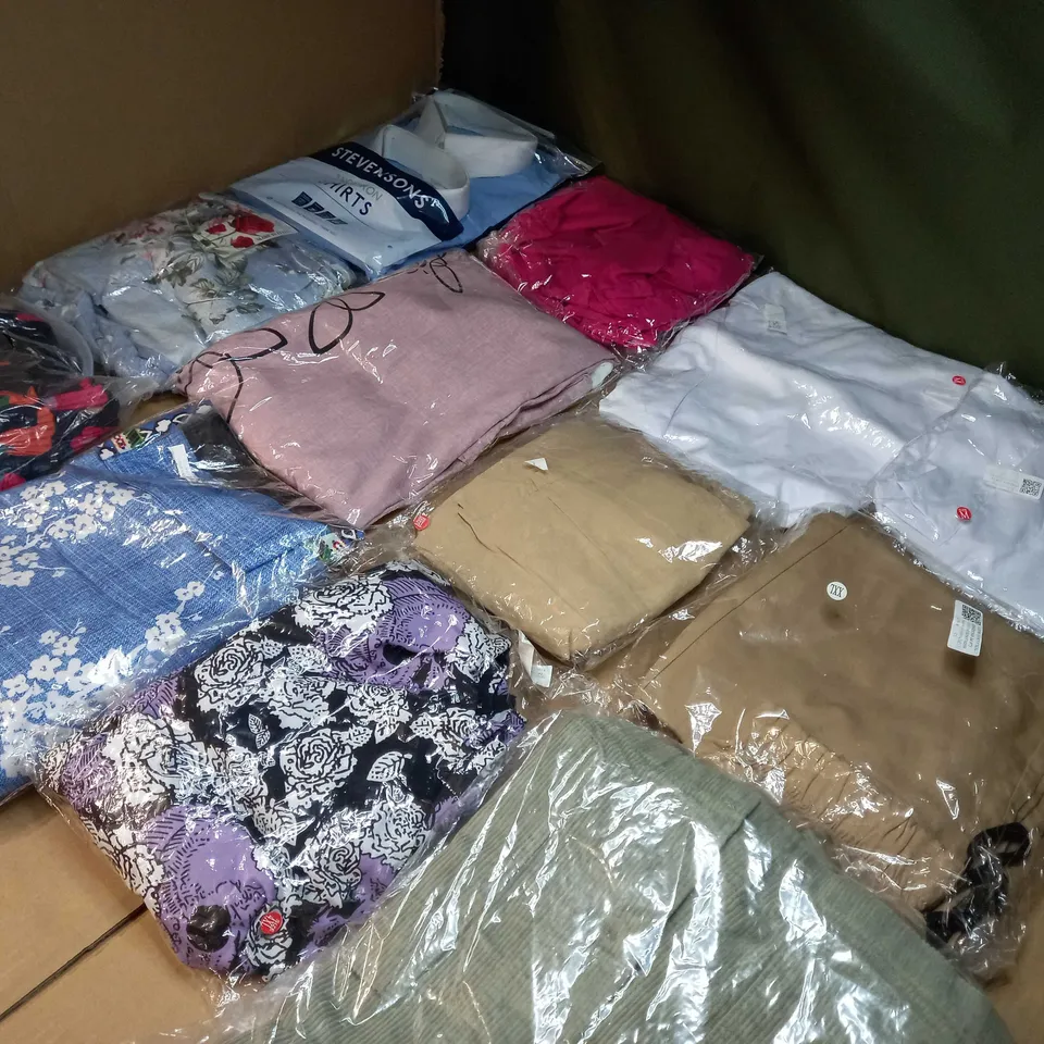 LOT OF APPROX 25 ASSORTED CLOTHING ITEMS VARYING IN SIZE/COLOUR/STYLE TO INCLUDE: TROUSERS, TOPS, DRESSES
