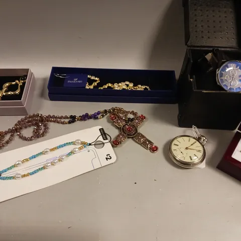 APPROXIAMTELY 20 ASSORTED BOXED & LOOSE JEWELLERY PRODUCTS TO INCLUDE RINGS, NECKLACES, EARRINGS ETC