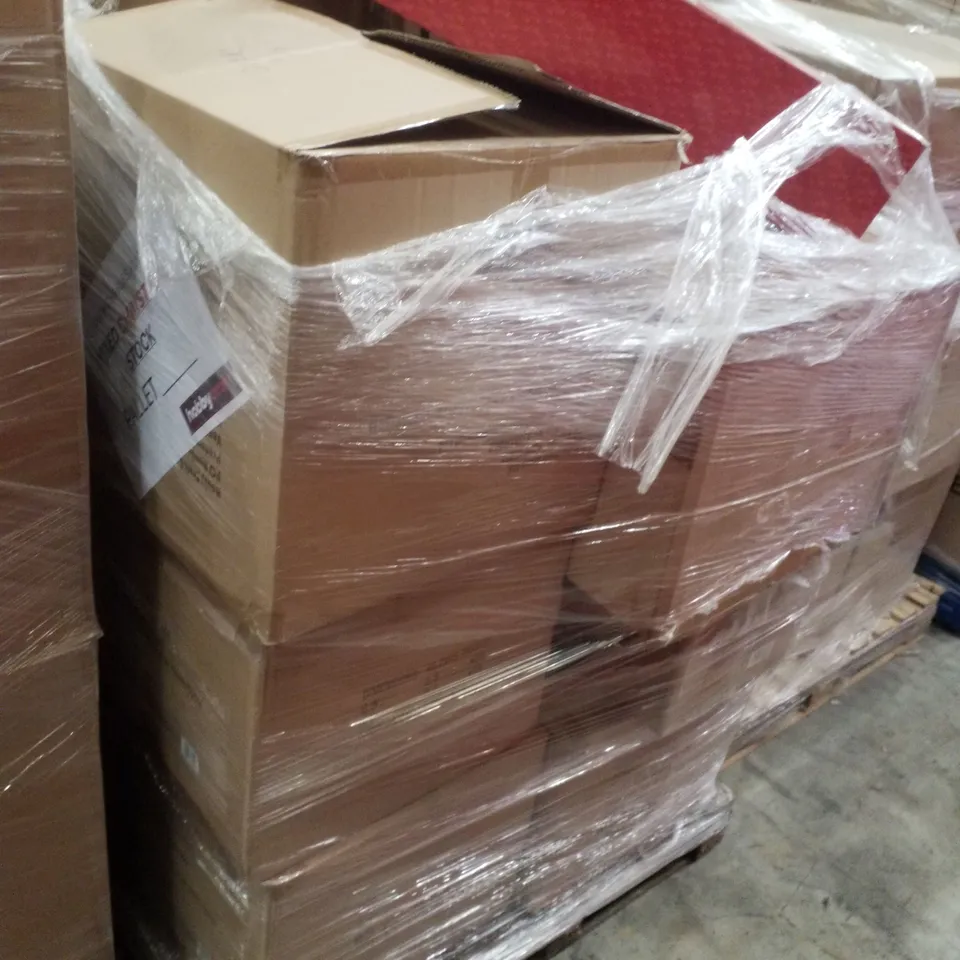 PALLET CONTAINING ASSORTED CHRISTMAS PRODUCTS & DECORATIONS INCLUDING BOTTLE BRUSH LED TREE, ASSORTED CHRISTMAS PUZZLES & WREATHS