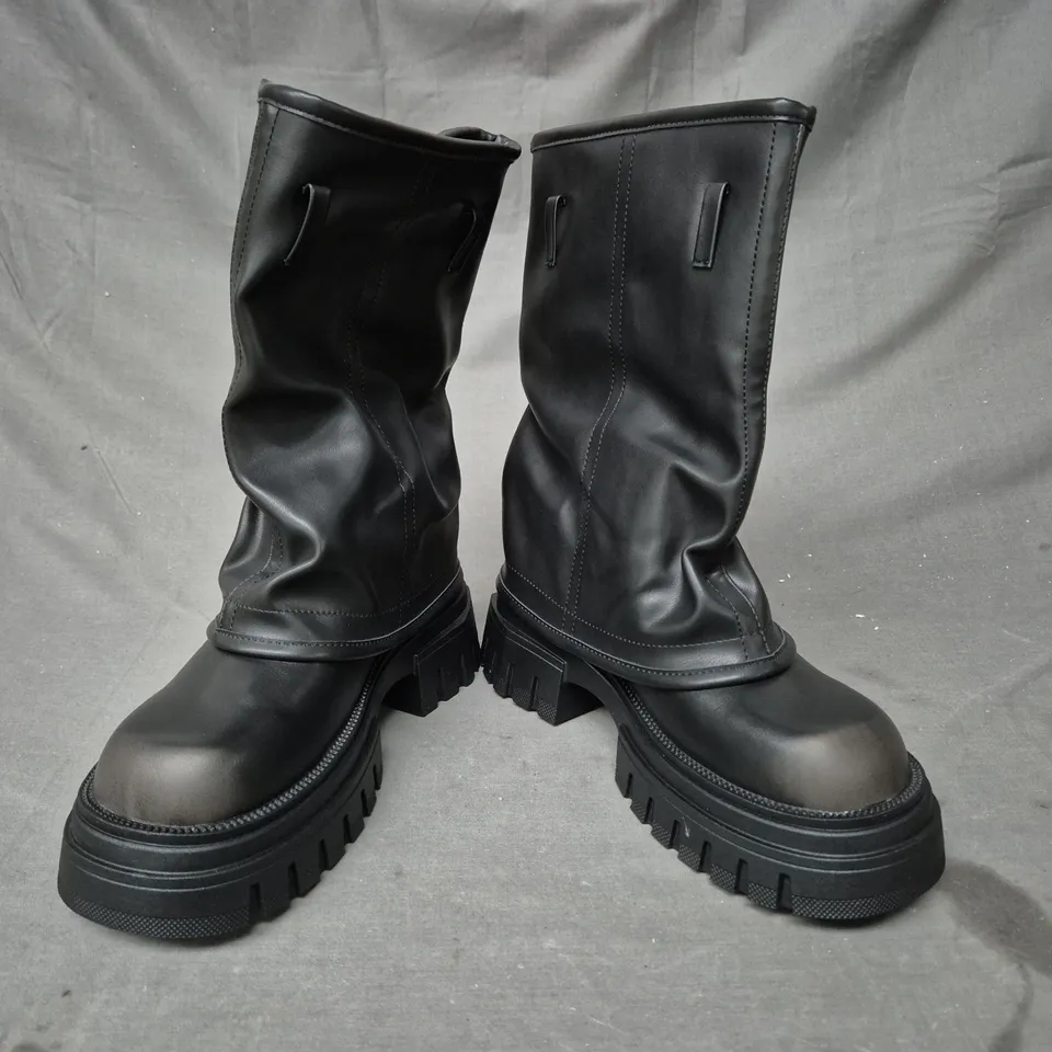 BOXED PAIR OF ASYLUM CHUNKY BOOTS IN BLACK ASIAN SIZE 245