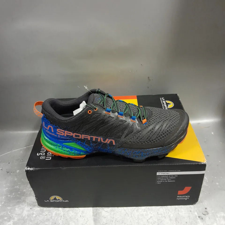 BOXED PAIR OF LA SPORTIVA MOUNTAIN RUNNINGAKASHA 2 TRAINERS IN CARBON/FLAME SIZE UK 9