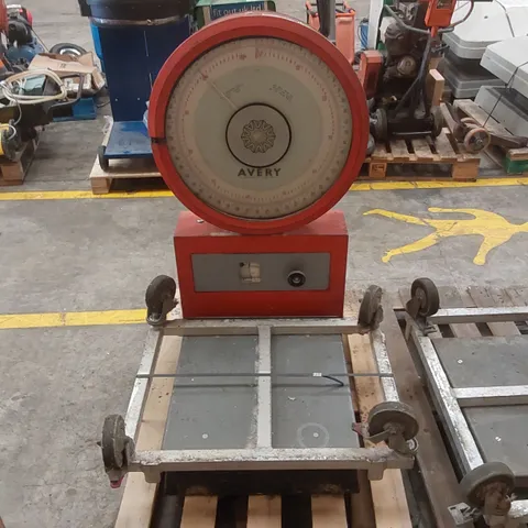 AVERY COMMERCIAL LARGE AVERAGE WEIGHING SCALE