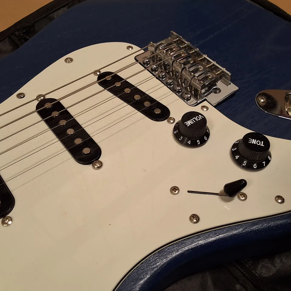 LEFT-HANDED BLUE ELECTRIC GUITAR WITH MAPLE NECK AND TREMOLO BRIDGE (INCLUDES CHORD BOOK)