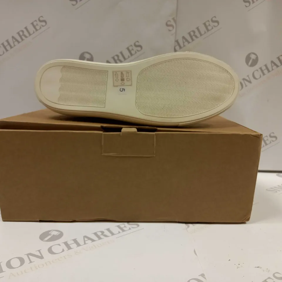 BOXED PAIR OF MAISON DE NIMES LEATHER ZIP SIDE TRAINERS IN WHITE - SIZE 5