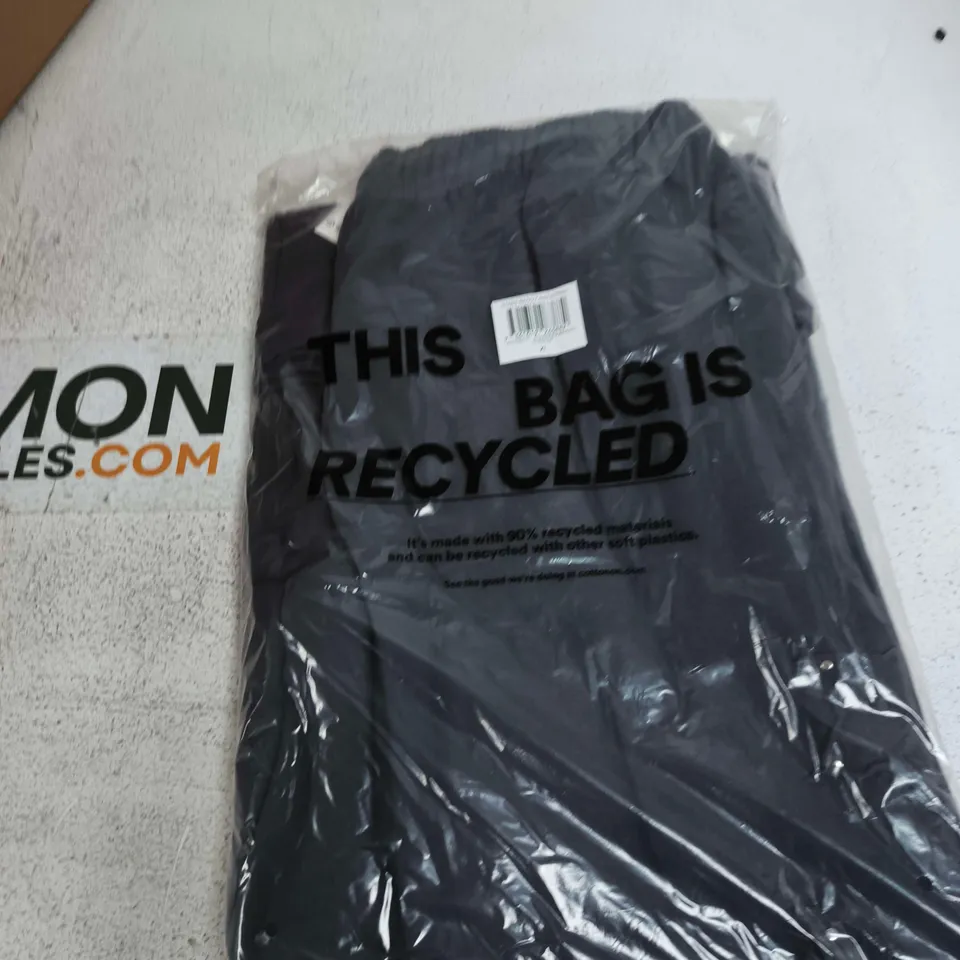 BOX OF APPROXIMATELY 15 ASSORTED CLOTHING ITEMS TO INCLUDE:  STARS BAGGY SWEATPANTS XL