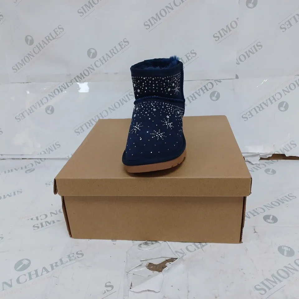 BOXED BONOVA HANDMADE NAVY STAR DETAIL BOOTS- EUR 37