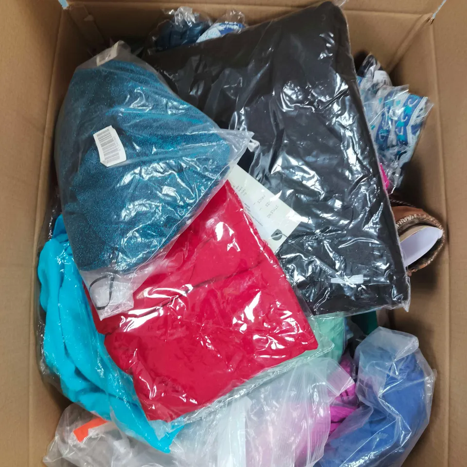 APPROXIMATELY 20 ASSORTED WOMENS CLOTHING ITEMS IN VARIOUS SIZES & STYLES 