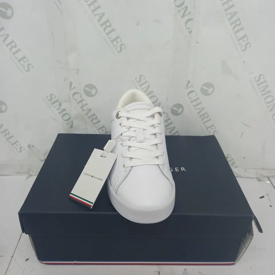 BOXED  TOMMY HILFIGER CHIC COURT SIZE 36