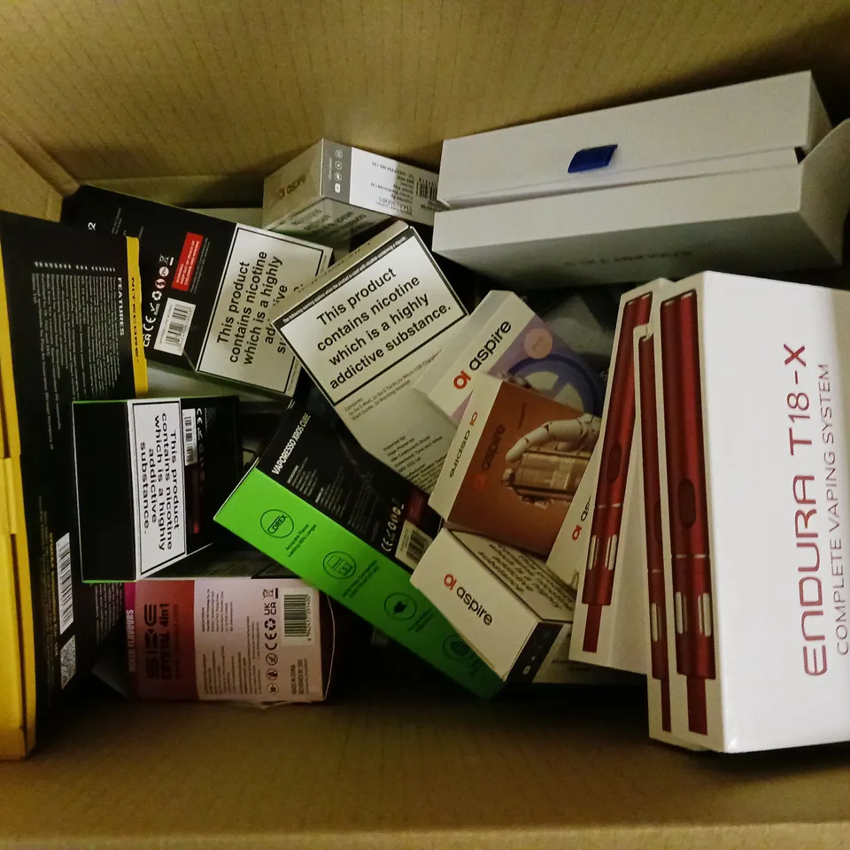 APPROXIMATELY 20 VAPES, E-CIGARETTES & ACCESSORIES TO INCLUDE VAPORESSO XROS 3, INNOKIN ENDURA T20 S, NITECORE INTELLICHARGER, ETC