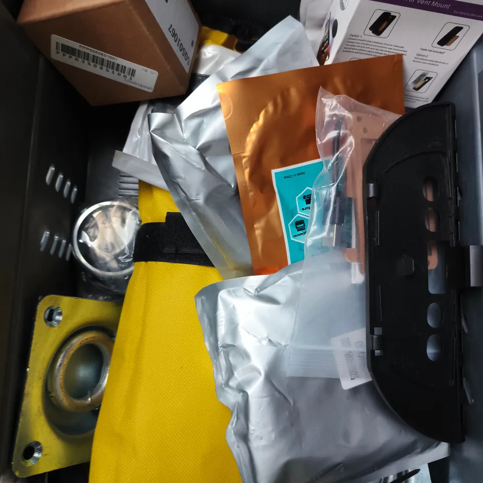 APPROXIMATELY 10 ASSORTED VEHICLE PARTS AND ACCESSORIES TO INCLUDE LEARNER PLATES, OIL FILTER, SCRATCH REMOVAL CLOTH ETC