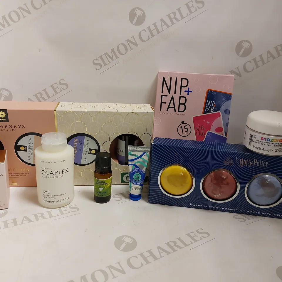 BOX OF APPROX 20 COSMETIC ITEMS TO INCLUDE HARRY POTTER BATH BOMBS, CHAMPNEYS HEALTH SPA MINI MOMENTS, OLAPLEX HAIR PERFECTOR