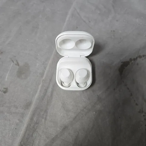 SAMSUNG WIRELESS EARBUDS IN WHITE CHARGING CASE