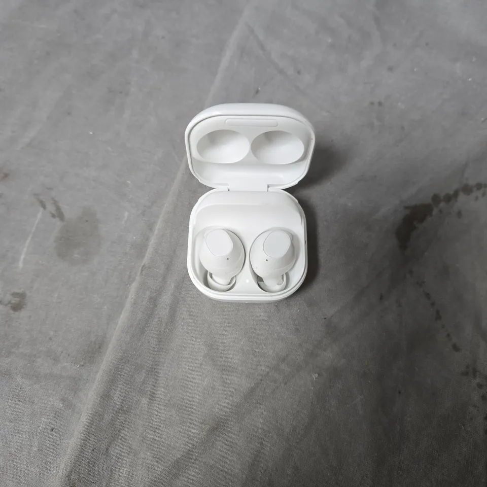 SAMSUNG WIRELESS EARBUDS IN WHITE CHARGING CASE