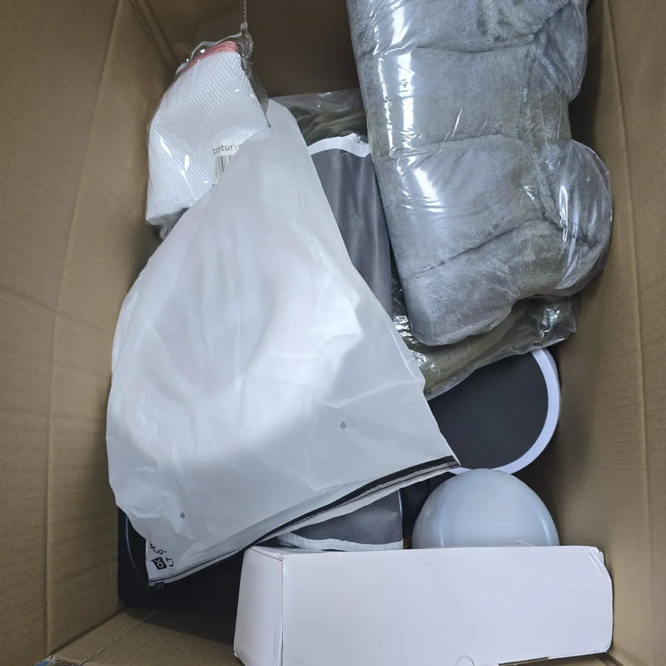APPROXIMATELY 20 ASSORTED HOUSEHOLD ITEMS INCLUDING MOLLIS PERIOD UNDERWEAR AND WHALE WATER MASTER PLUG 