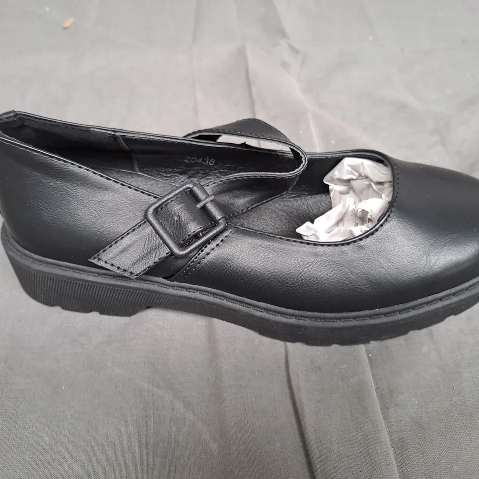 BOX OF APPROXIMATLY 10 BLACK LILLEY SHOE IN VARIOUS SIZES 