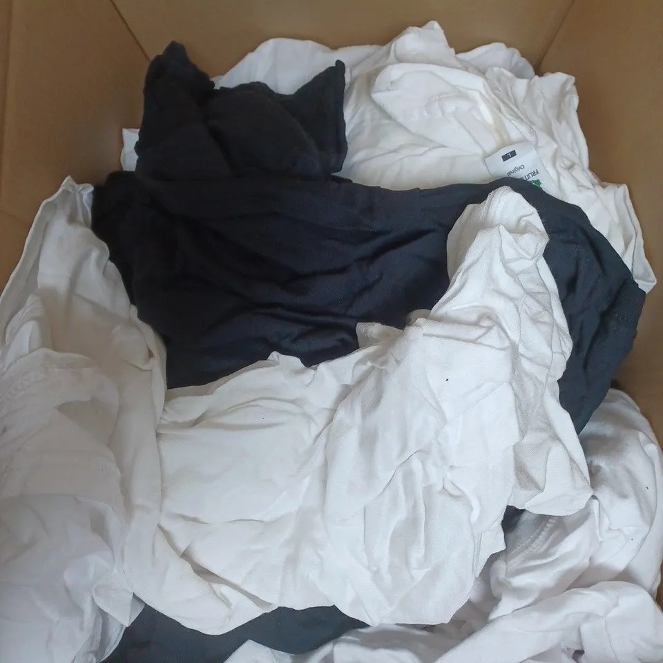APPROXIMATELY 15 ASSORTED FRUIT OF THE LOOM T-SHIRTS IN VARIOUS SIZES 