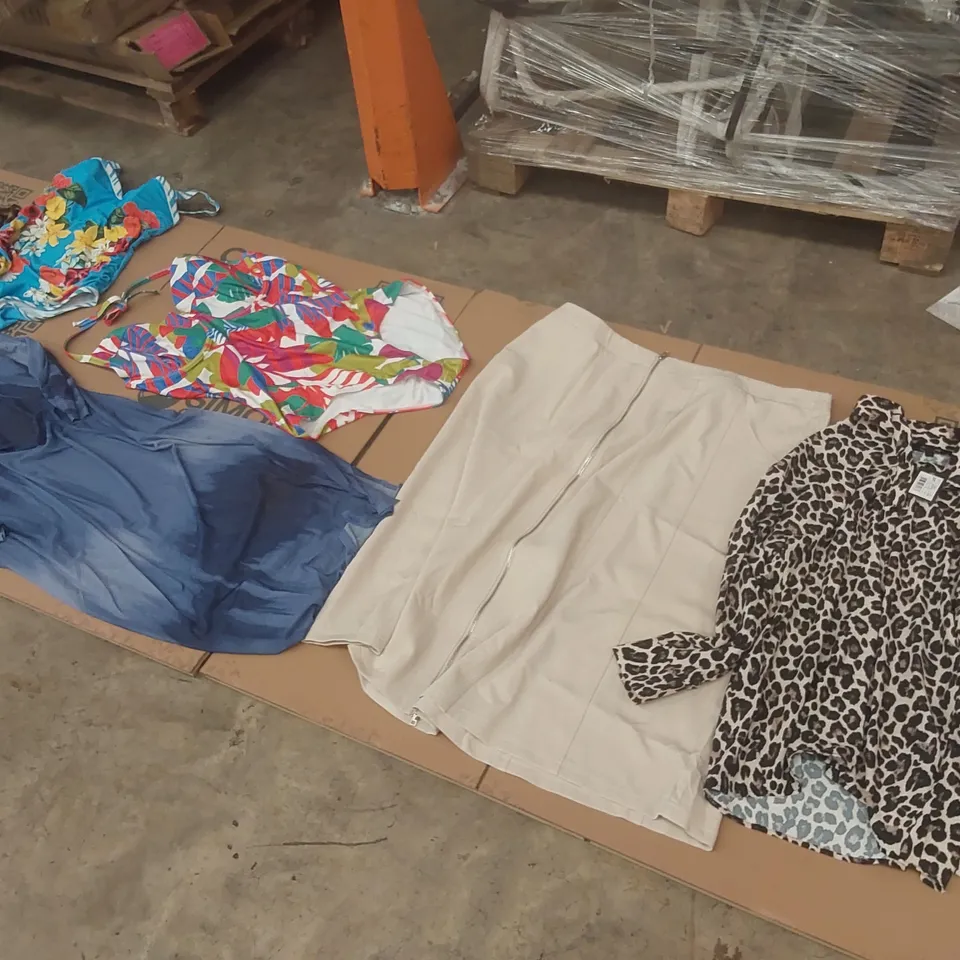 PALLET CONTAINING APPROXIMATELY 400x BRAND NEW ASSORTED DESIGNER CLOTHING ITEMS