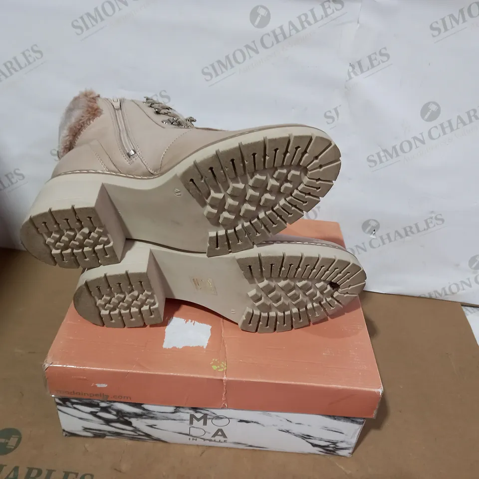 BOXED PAIR OF MODA IN PELLE BOOTS- SIZE 41
