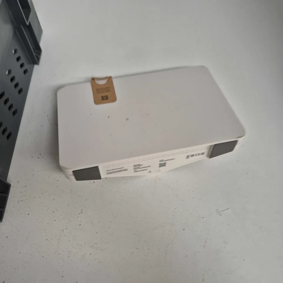 TOTE OF APPROXIMATELY 7 ASSORTED ITEMS TO INCLUDE: SKY ROUTER