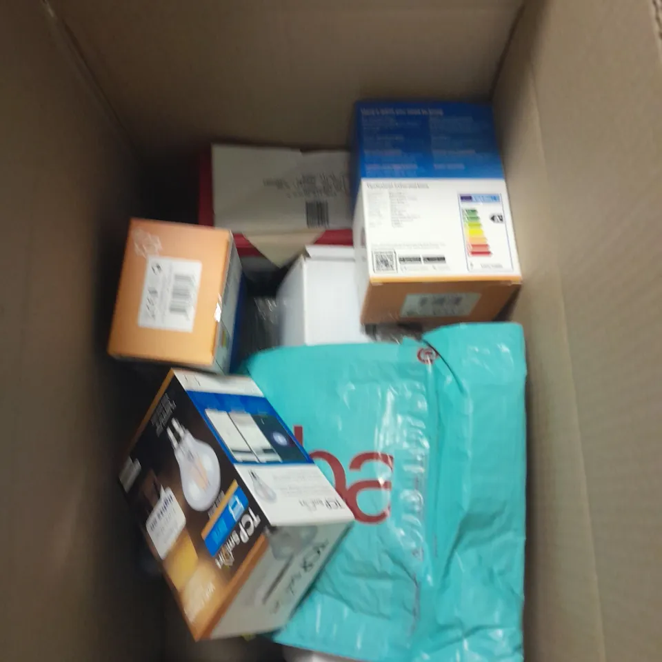MEDIUM BOX OF ASSORTED ITEMS TO INCLUDE SCREEN PROTECTOR, BULBS AND POWER CABLE