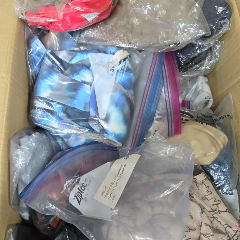 APPROXIMATELY 25 ASSORTED WOMEN'S CLOTHING PRODUCTS IN VARIOUS BRANDS TO INCLUDE AFTER EDEN, FERAUO, SEASPRAY, ROSA FAIA, GORSENIA ETC