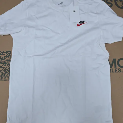 NIKE THE NIKE TEE IN WHITE - MEDIUM