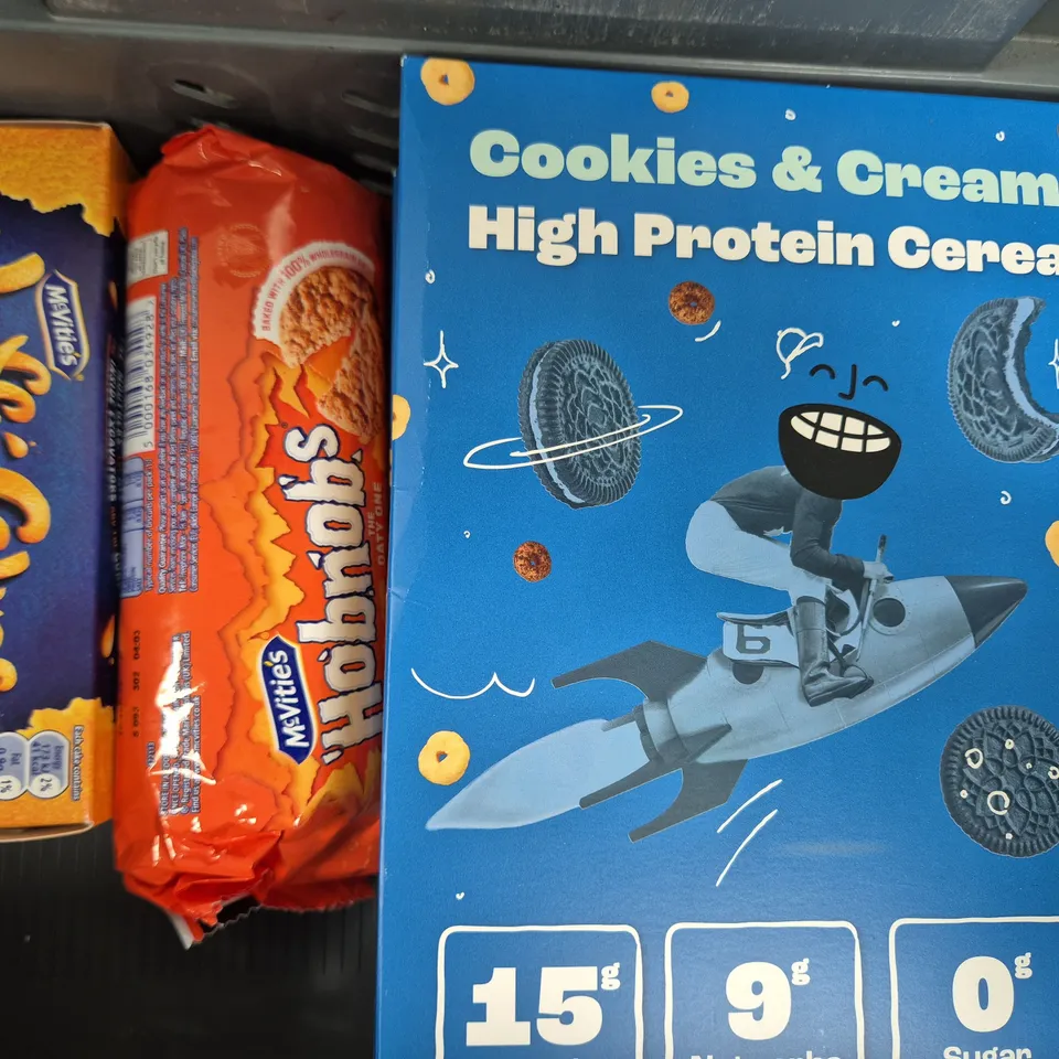 APPROXIMATELY 8 ASSORTED FOOD ITEMS TO INCLUDE WAGON WHEELS, COOKIES & CREAM HIGH PROTEIN CEREAL, ETC