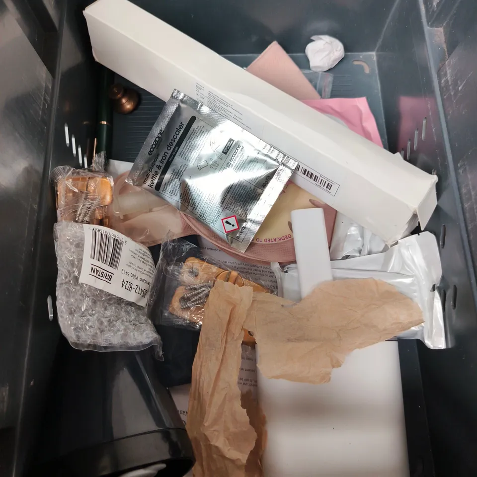 APPROXIMATELY 15 ASSORTED HOUSEHOLD PRODUCTS TO INCLUDE BLUETOOTH SPEAKER , SALT AND PEPPER ELECTRIC SET , ETC 