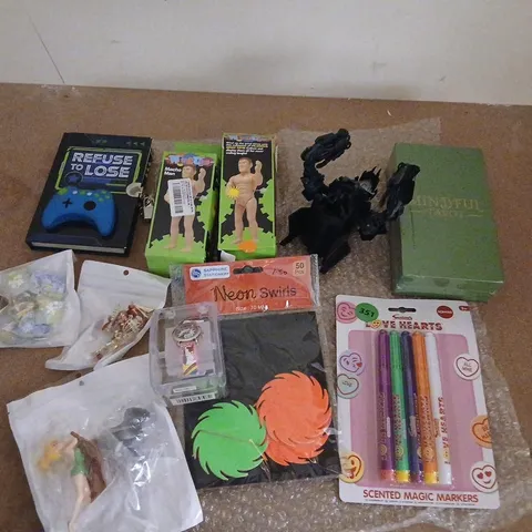 LARGE QUANTITY OF ASSORTED TOYS AND ACCESSORIES TO INCLUDE; MINDFUL TAROT, SWIZZELS LOVE HEARTS PENS, WIND UP MACHO MAN AND NEON SWIRLS