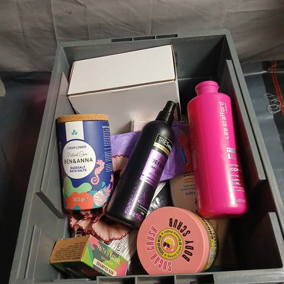 APPROXIMATELY 20 ASSORTED COSMETIC ITEMS TO INCLUDE TRESEMME, SHAMPOO BAR, BODY SCRUB, CONDITIONER ETC