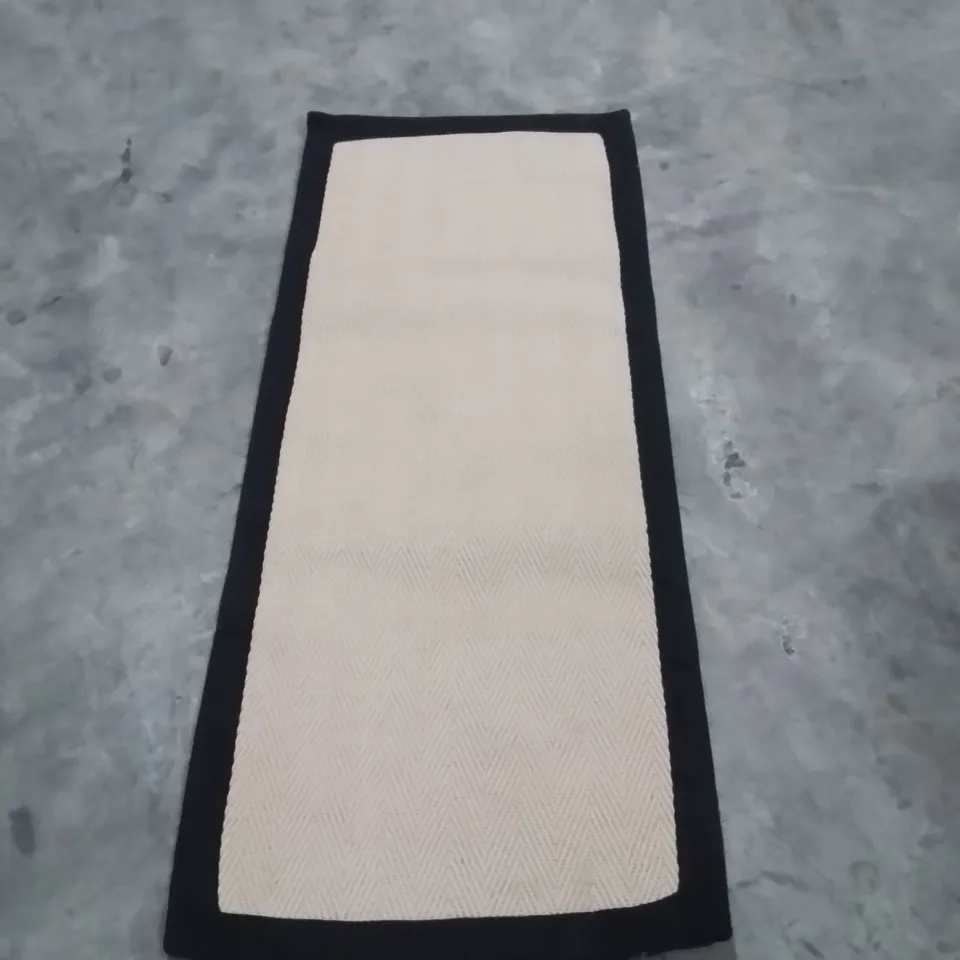 QUALITY DESIGNER AREA RUG - APPROXIMATELY 150X70CM
