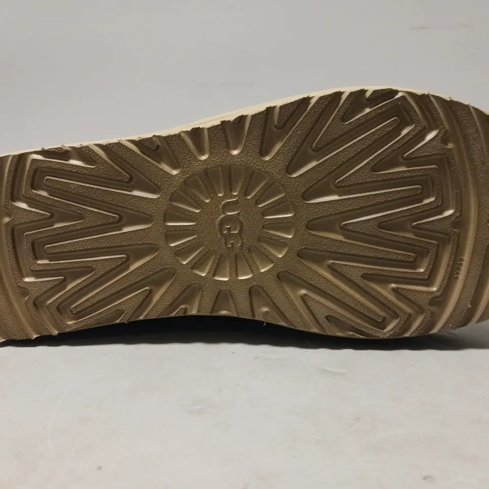 BOXED PAIR OF UGG DAKOTA SHOES IN TAUPE UK SIZE 6