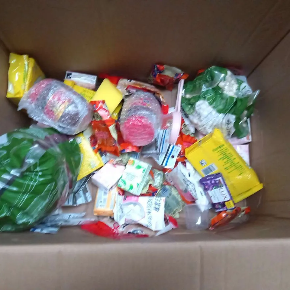 LARGE HAMPER OF ASSORTED ASIAN FOOD AND ACCESSORIES