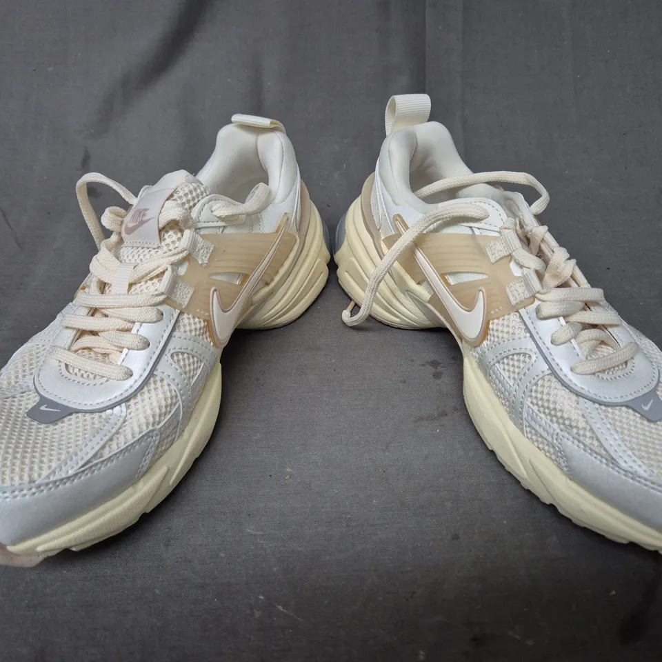 BOXED PAIR OF NIKE WOMEN'S V2K RUNNING SHOES IN IVORY/BEIGE UK SIZE 6