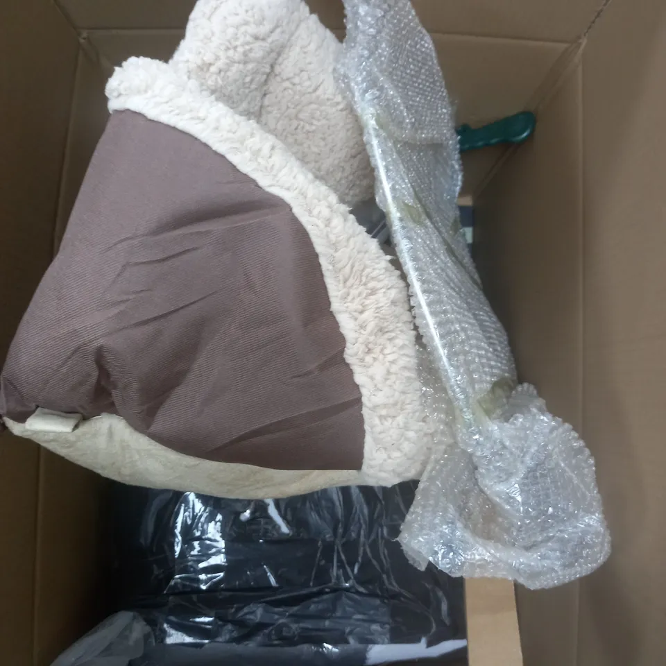 APPROXIMATELY 15 ASSORTED HOUSEHOLD PRODUCTS TO INCLUDE LITTER PICKER, PILLOW CASE, STUDIO RINGS ETC 