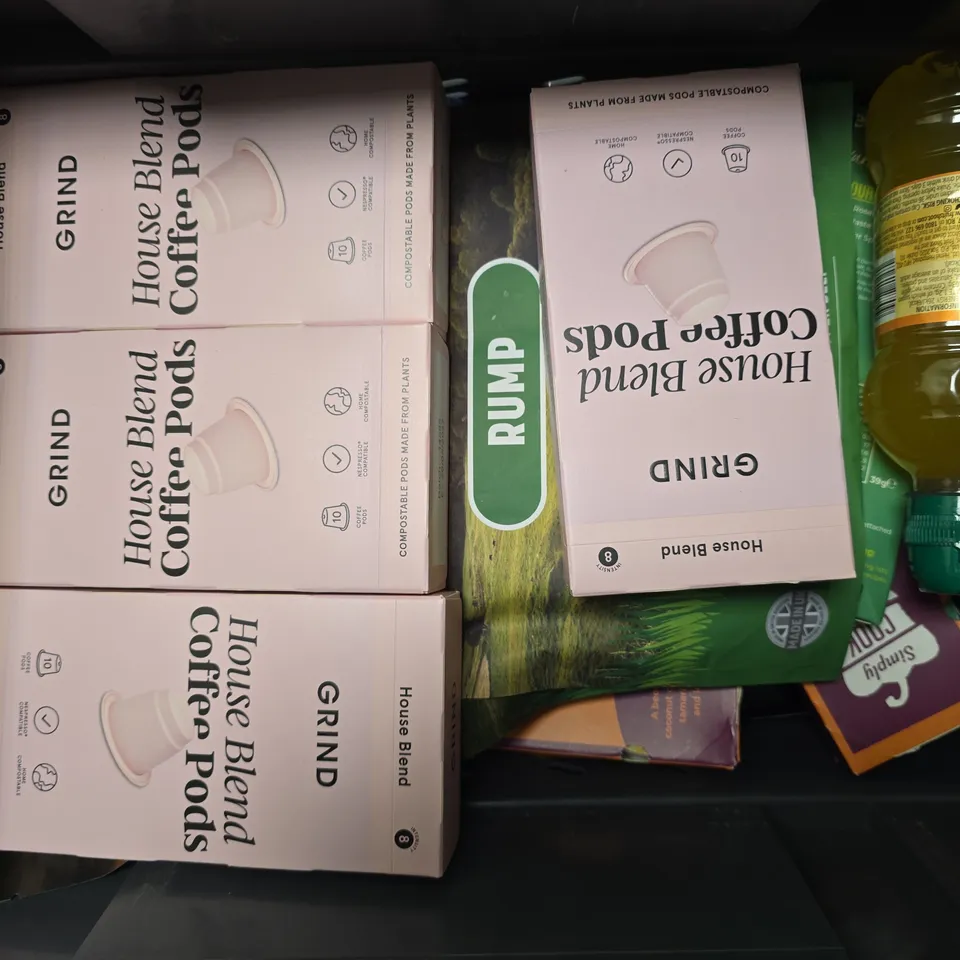 APPROXIMATELY 10 ASSORTED FOOD & DRINK ITEMS TO INCLUDE - ROBINSONS FRUIT SHOOT APPLE & BLACKCURRANT , GRIND HOUSE BLEND , THORNTONS CLASSIC ETC
