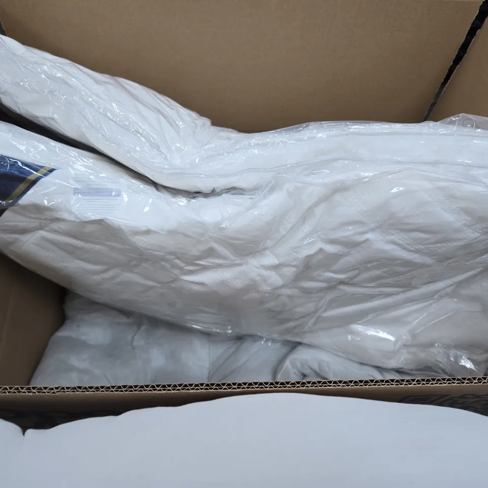 BOX OF APPROXIMATELY 6 BEDDING ITEMS TO INCLUDE A SINGLE DUVET AND PILLOWS
