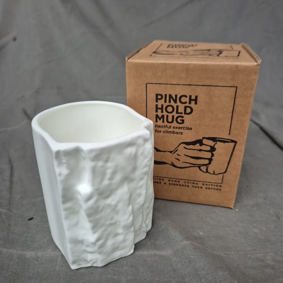 BOXED PINCH HOLD MUG 