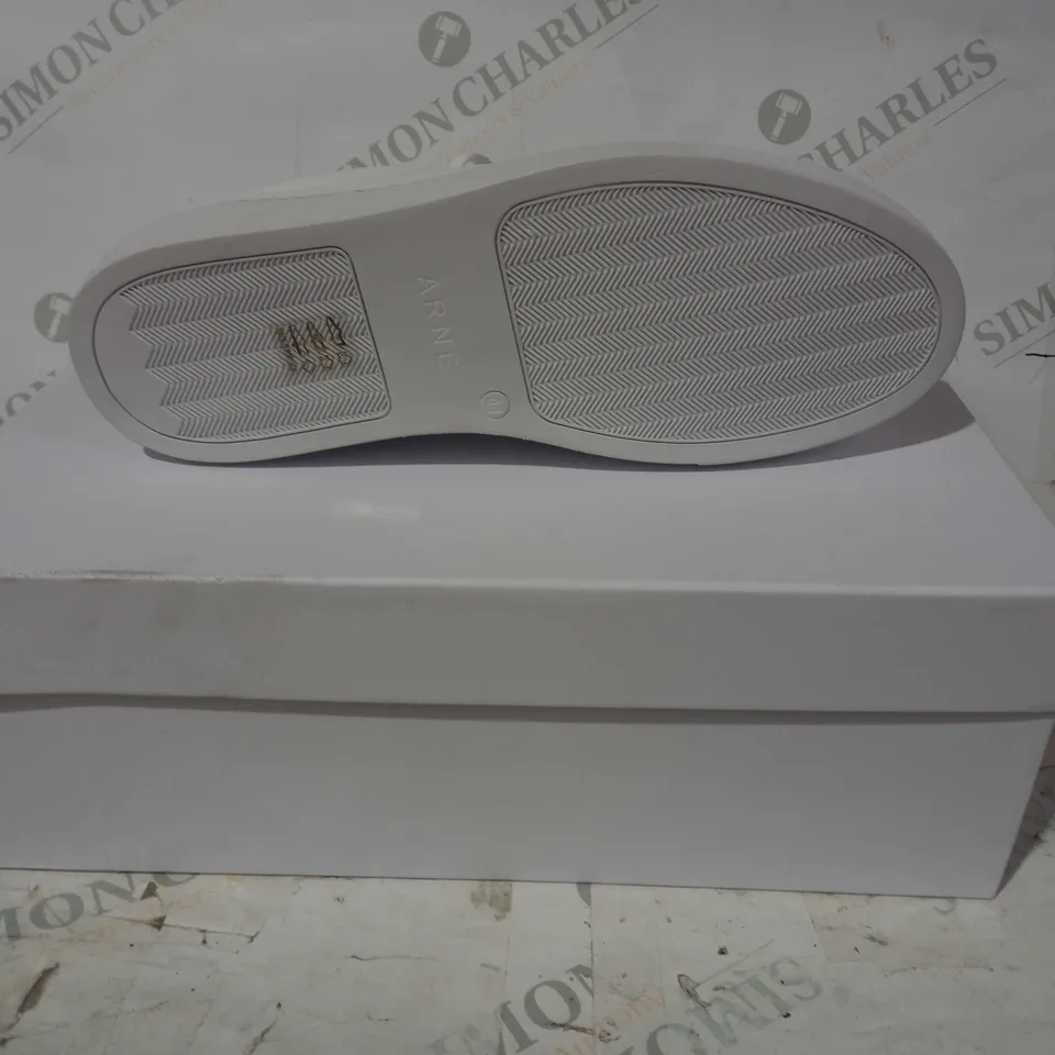 BOXED PAIR OF ARNE LOW ESSENTIAL TRAINERS IN WHITE UK SIZE 7