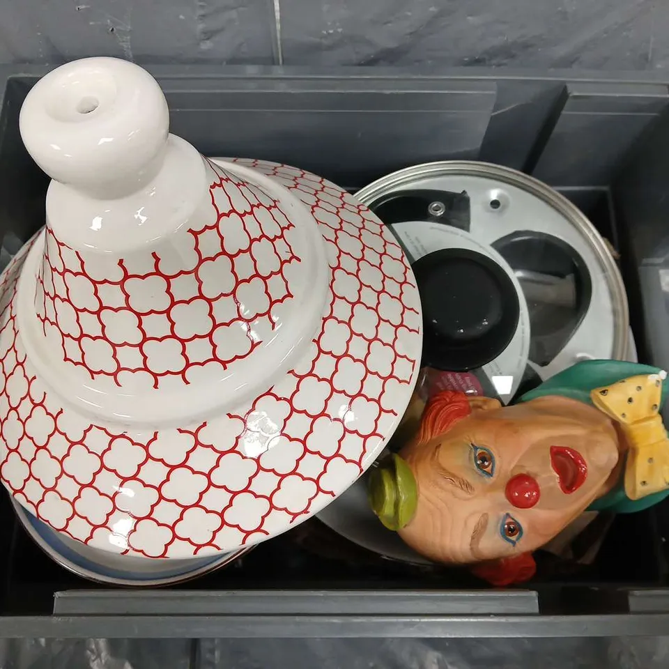 APPROXIMATELY 12 ASSORTED HOUSEHOLD ITEMS TO INCLUDE 4 CUP EGG POACHER, CLOWN FACE ORNAMENT, SMALLL FLORAL PLATES, ETC - COLLECTION ONLY