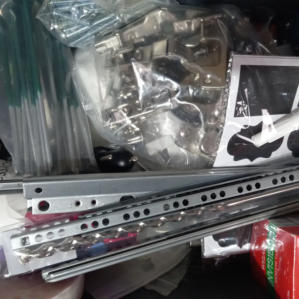 LOT OF APPROXIMATELY 10 ASSORTED HOUSEHOLD ITEMS TO INCLUDE DECORATIVE APPLE, CONCORD RULED RECORD CARDS, GREY CAT ENAMEL KEYRING, ETC