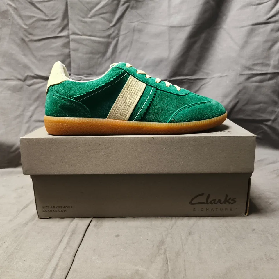 BOXED PAIR OF CLARKS STARA WALK DARK GREEN SUEDE SHOES SIZE UK 5