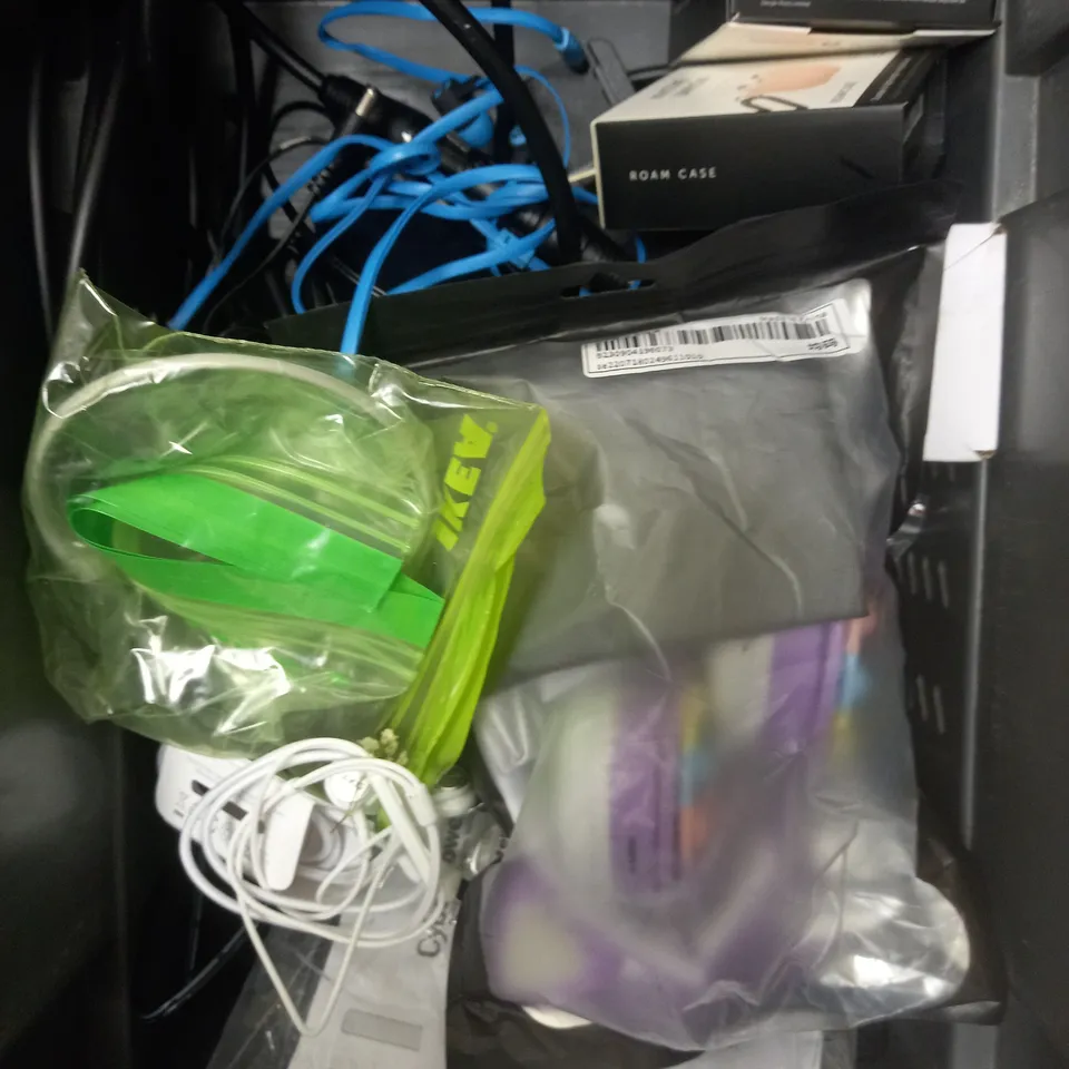 APPROXIMATELY 15 ASSORTED ELECTRICAL PRODUCTS TO INCLUDE BATTERY LIGHT BULB, 3.5MM AUDIO CABLE SET, ETHERNET CABLES ETC 