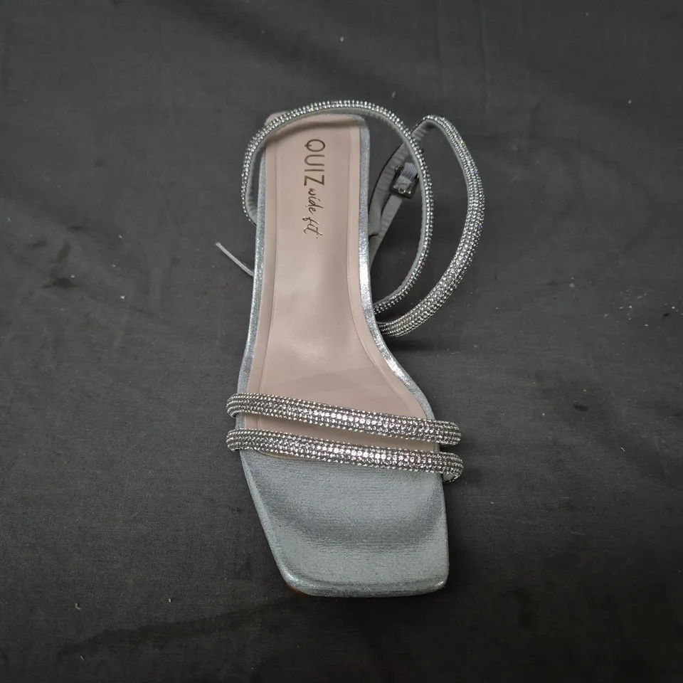 BOXED PAIR OF QUIZ OPEN TOE CLEAR BLOCK HEEL STRAPPY SANDALS IN SILVER W. DIAMANTE EFFECT EU SIZE 41