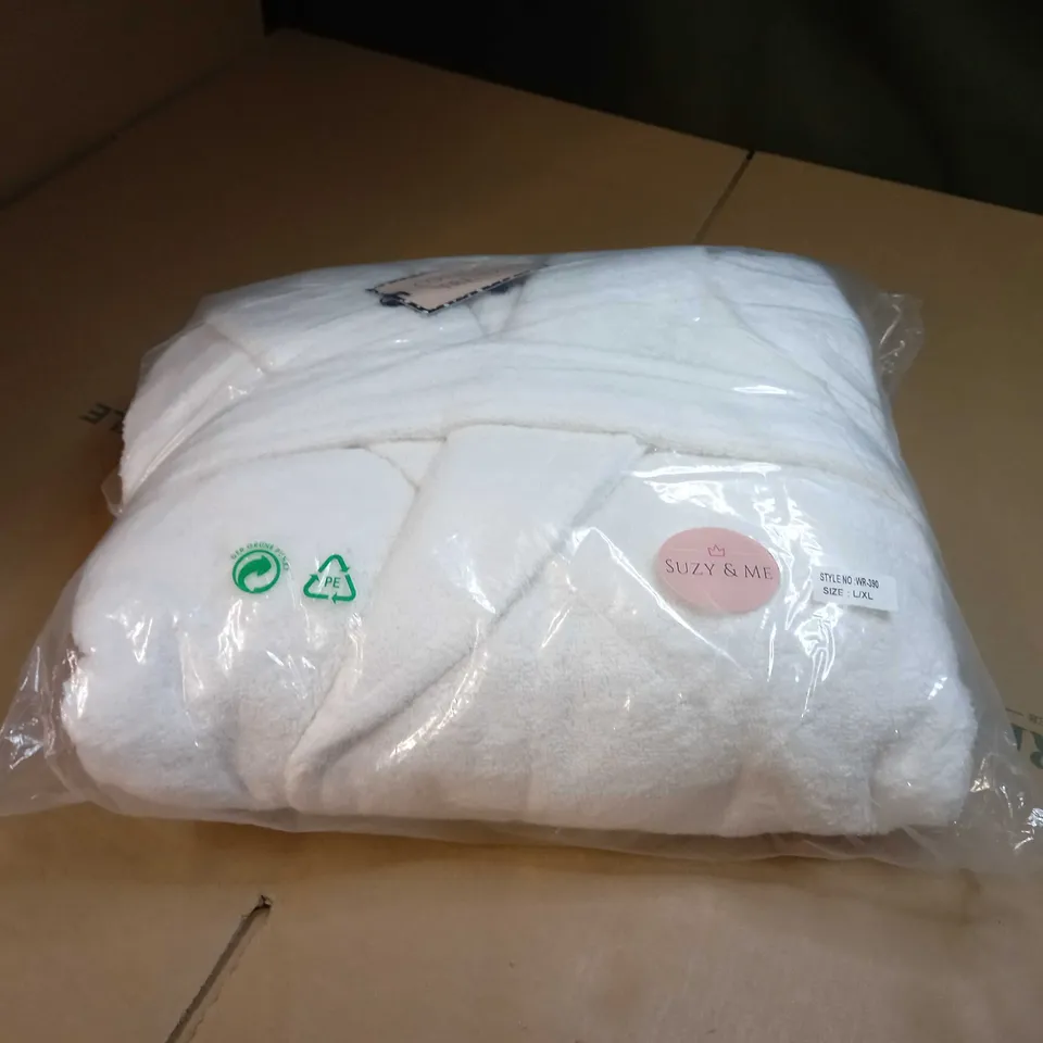 PACKAGED DESIGNER WHITE TOWEL DRESSING GOWN - L/XL