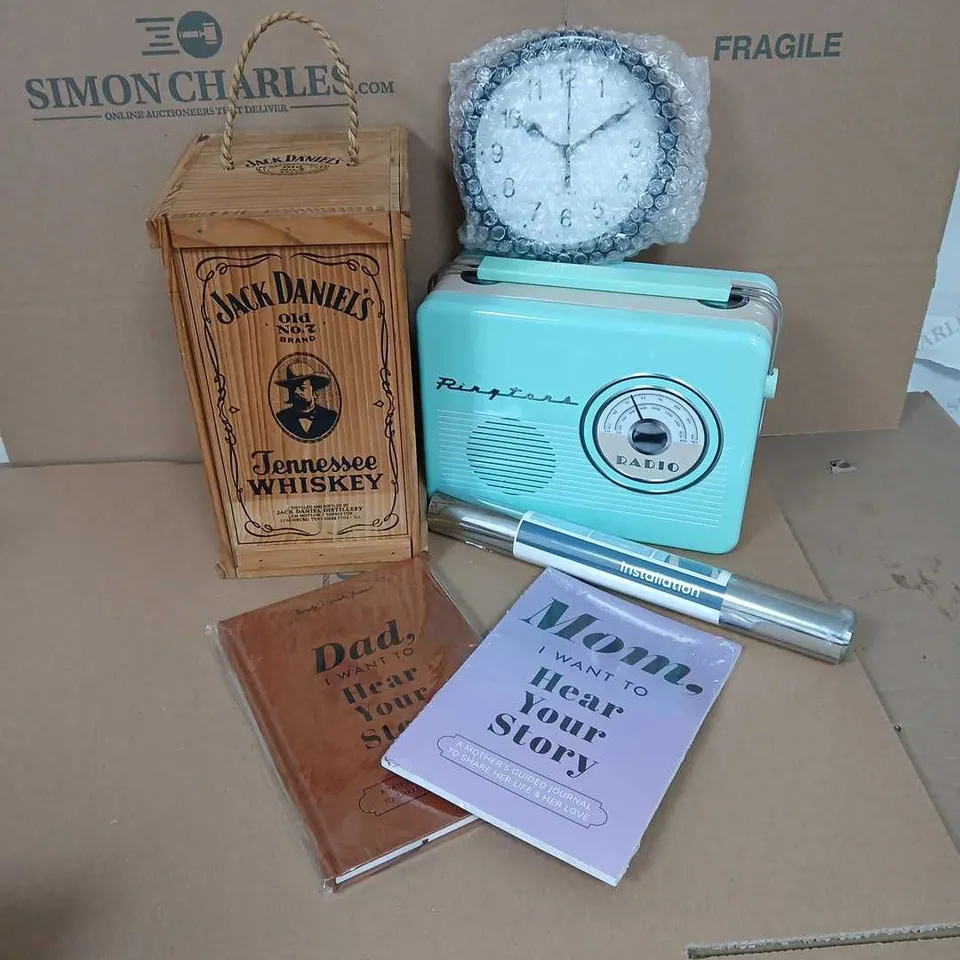 BOX OF APPROXIMATELY 10 ASSORTED ITEMS TO INCLUDE - JACK DANIELS WHISKEY HOLDER - LUNCHBOX - CLOCK - ETC