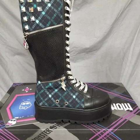 BOXED KOI FRANKIE STEIN FIRECRACKER LONG PLATFORM BOOTS IN GREEN - UK 5