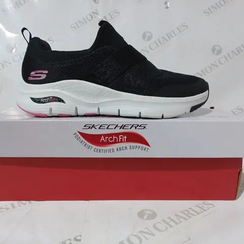 BOXED PAIR OF SKECHERS ARCHFIT TRAINERS IN BLACK SIZE 6.5