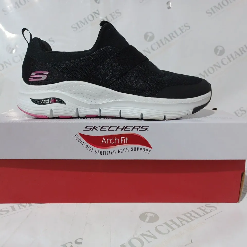 BOXED PAIR OF SKECHERS ARCHFIT TRAINERS IN BLACK SIZE 6.5